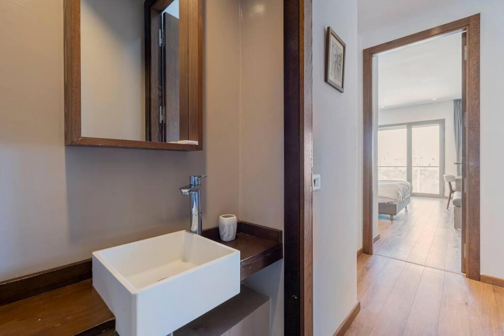 Luxury Apartment At Corniche , Seaview Close Beach Казабланка Екстериор снимка